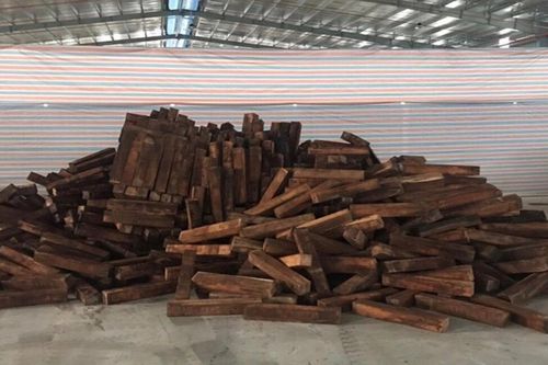 Bắt giữ 60 container nghi là gỗ Giáng hương trị giá 20 tỉ đồng