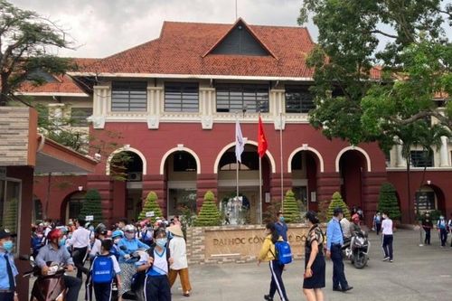 Bất chấp lệnh cấm, trường học ở Biên Hòa cho hơn 800 học sinh đến lớp