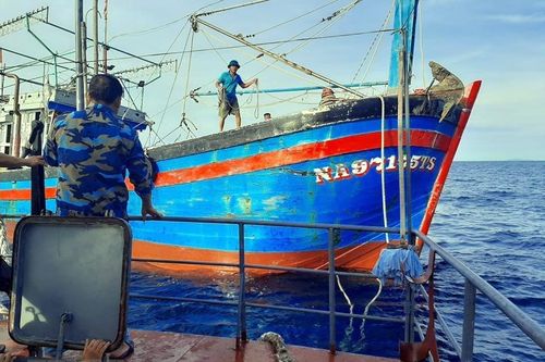 Cứu nạn thành công tàu đánh cá Phú Yên hỏng máy ở Trường Sa