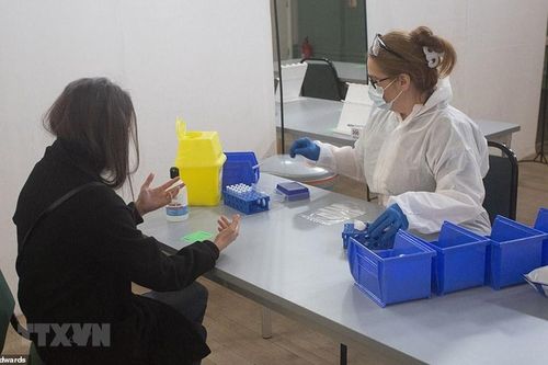 Anh tăng cường nghiên cứu xét nghiệm COVID-19 trên toàn quốc
