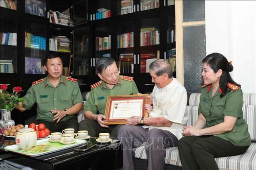 Trao Kỷ niệm chương 'Bảo vệ an ninh Tổ quốc' tặng NSND Trọng Bằng và nhạc sỹ Phạm Tuyên