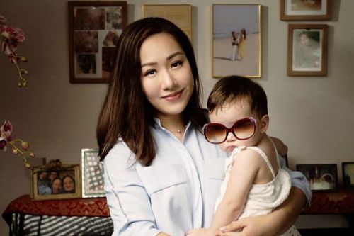 Con gái Hoa hậu Ngô Phương Lan gây bất ngờ khi biết 'sương sương' 3 thứ tiếng dù mới 18 tháng tuổi