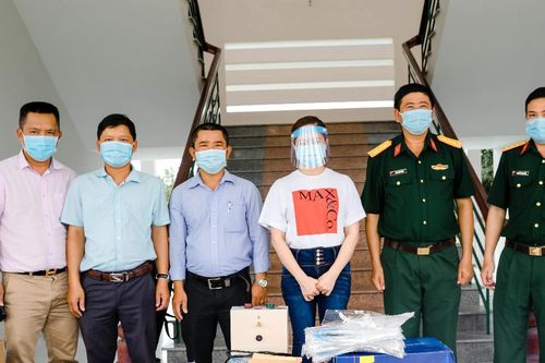Gia đình Thanh Thúy - Đức Thịnh mang nước sạch đến người dân đang bị cách ly