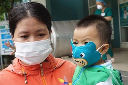 Người mẹ bật khóc trong ngày con gái hơn 1 tuổi nhiễm COVID-19 được công bố khỏi bệnh: 'Mẹ con tôi cả đời này mang ơn các thầy thuốc'