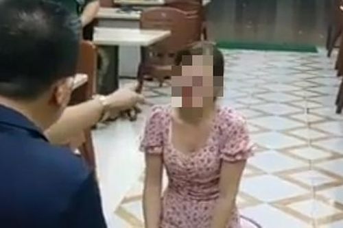 Bị 'bóc phốt' quán ăn, chủ quán bắt cô gái quỳ, đe dọa, chửi bới