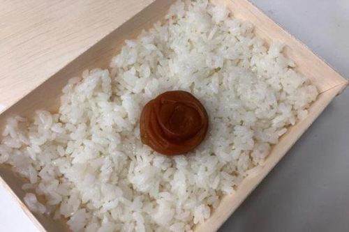 Chỉ có cơm trắng và mận muối nhưng hộp cơm này có giá 140.000 đồng vẫn đắt hàng