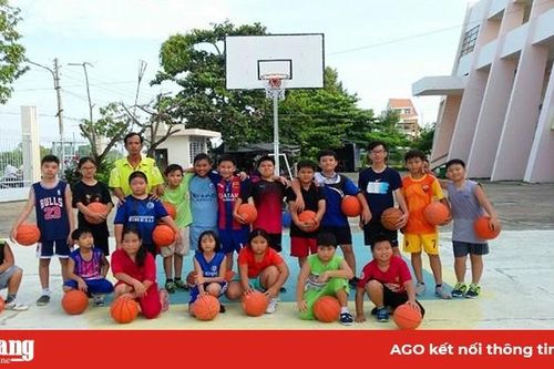 Người 'nặng tình' cùng bóng rổ
