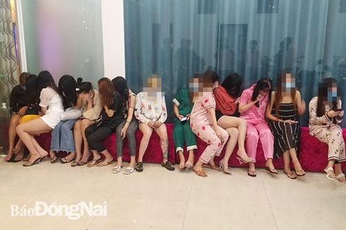 Bất chấp mùa dịch, chủ quán karaoke vẫn mở cửa đón khách