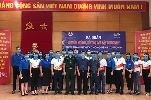 Ra quân truyền thông và hỗ trợ cài đặt ứng dụng khẩu trang điện tử -Bluezone