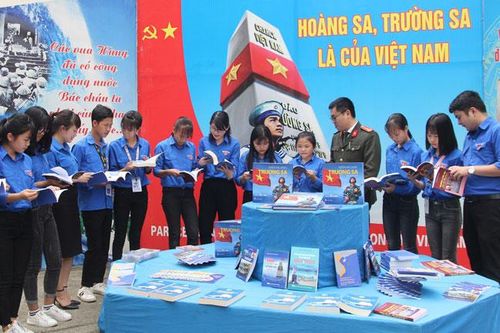 'Tiếp lửa' truyền thống cách mạng cho thế hệ trẻ