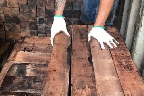 Hải quan khám xét 60 container nghi ngờ là gỗ giáng hương Tây Phi nhập lậu