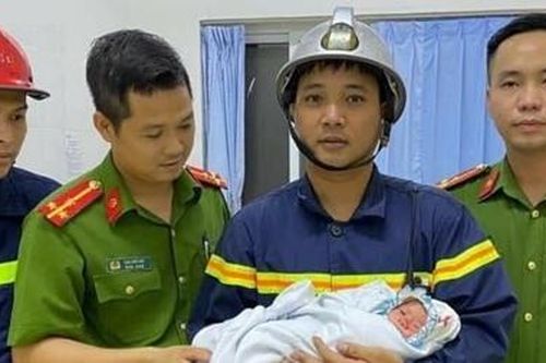 Giải cứu bé trai sơ sinh bị bỏ rơi giữa khe tường