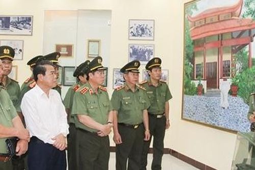 Tô thắm truyền thống anh hùng của lực lượng An ninh nhân dân