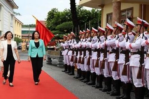 Phó Chủ tịch nước Đặng Thị Ngọc Thịnh thăm, chúc mừng Công an tỉnh Yên Bái