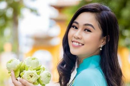 Nữ sinh viên Việt Nam duyên dáng thi Én Vàng Nghệ Sĩ