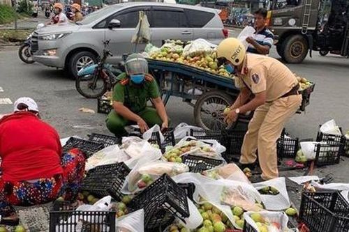 Hai cán bộ Công an ở TPHCM giúp dân gặp nạn trên đường