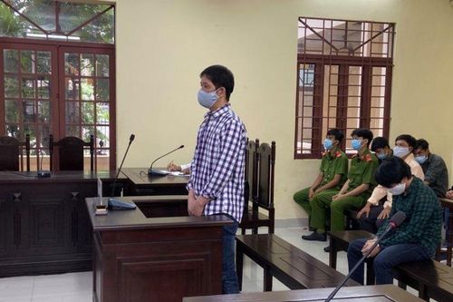 Cha dượng đánh đập, châm thuốc lá vào người bé gái lãnh 8 năm tù