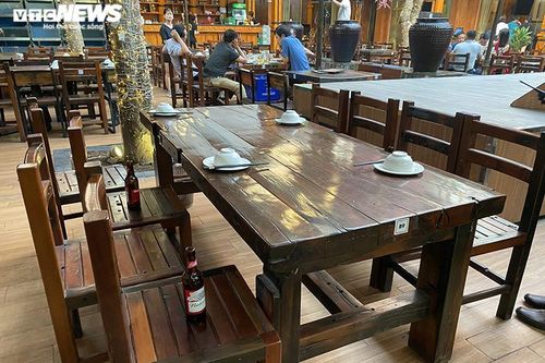 Giãn cách lần 2, quán bia Hà Nội dựng màn chắn, dán chai vào ghế
