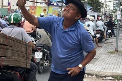 Xúc động người cha 15 năm bán hàng rong vỉa hè, bị nhiều người gọi là 'điên khùng' để kiếm tiền nuôi 3 con ăn học