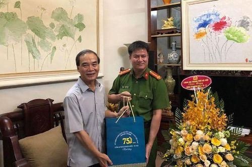 Công an quận Hoàn Kiếm thăm hỏi, tri ân, tặng quà nhân 75 năm Ngày truyền thống lực lượng CAND