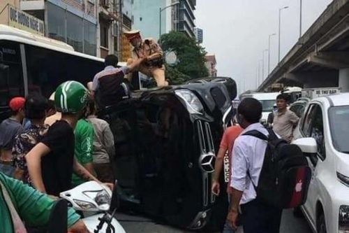 Cảnh sát giao thông đập cửa cứu tài xế mắc kẹt trong xe ô tô lật nghiêng