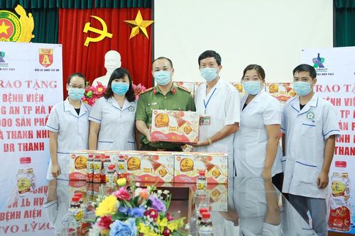 Trao tặng các y, bác sĩ Bệnh viện Công an TP Hà Nội 1.000 sản phẩm nước uống của Tập đoàn Tân Hiệp Phát