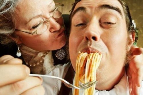 Gần 40 tuổi vẫn kiện bố mẹ vì không trợ cấp