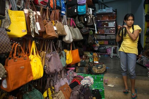 Bên trong 10.000 cửa hàng bán túi fake ở Trung Quốc