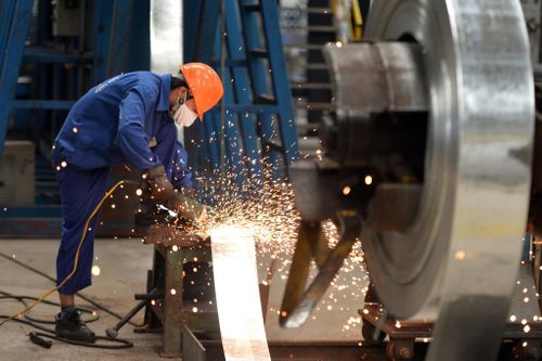 Khoan sức dân thế nào khi dịch Covid-19 kéo dài?
