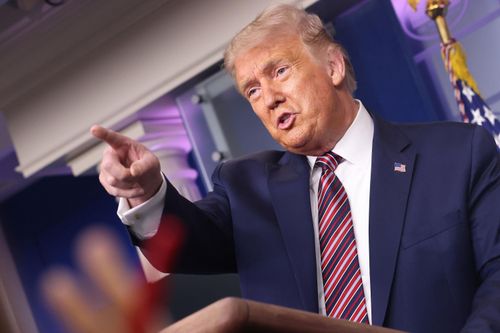 TT Trump đáp trả ông Obama bằng tweet viết hoa toàn bộ