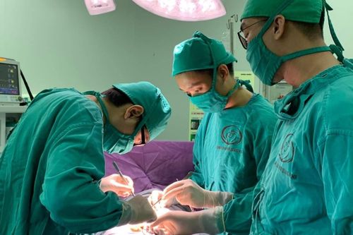Bé 3 tuổi nguy kịch sau khi ngã cầu thang