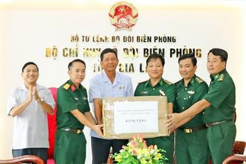 Trao hơn 6.000 khẩu trang tặng các lực lượng làm nhiệm vụ phòng, chống dịch Covid-19