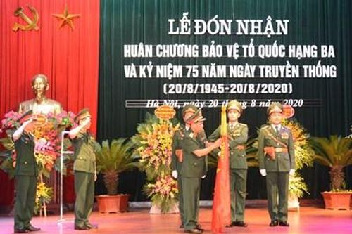 Đoàn Nghi lễ Quân đội đón nhận Huân chương bảo vệ Tổ quốc hạng Ba
