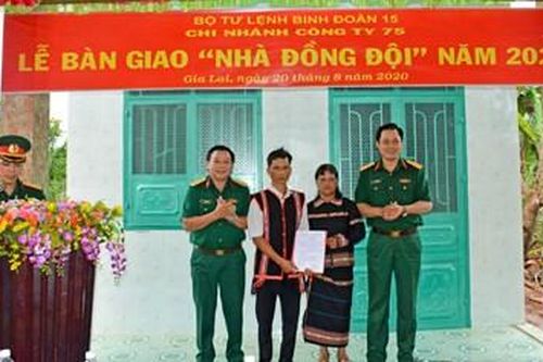 Binh đoàn 15 bàn giao 'Nhà tình nghĩa' và 'Nhà đồng đội' tặng gia đình công nhân