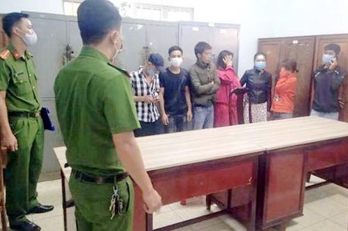 'Con nghiện'... lập đàn!