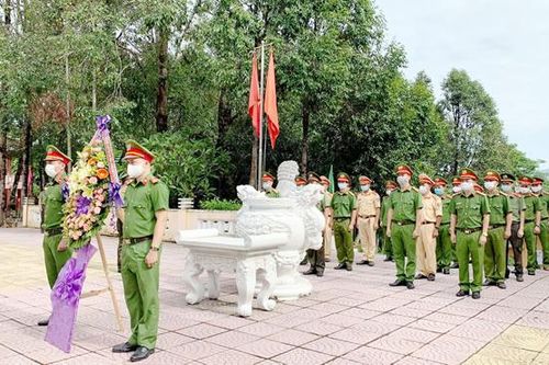 Dâng hương tưởng nhớ các Anh hùng Liệt sĩ