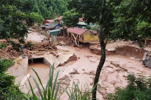 Điện Biên: Thầy cô 'gồng mình' vượt lũ dữ