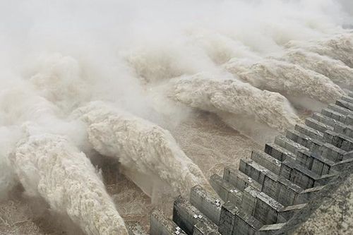 Cận cảnh nước tuôn như thác lũ từ đập Tam Hiệp