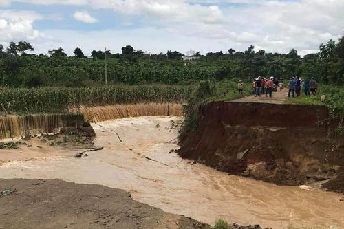 Đắk Lắk: Mưa lớn kéo dài, hàng trăm hộ dân bị cô lập