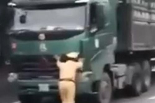 Lái xe quá tải trọng hung hãn nhấn ga đẩy cảnh sát giao thông