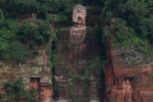 Trung Quốc: Nước lũ dâng tới ngón chân Lạc Sơn Đại Phật, 100.000 người phải sơ tán ở Tứ Xuyên