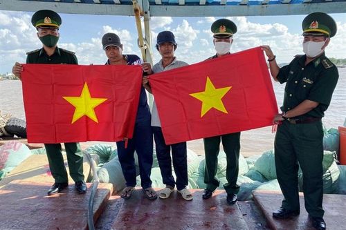 Tặng 1.000 lá cờ Tổ quốc cho ngư dân thị trấn Gành Hào vươn khơi, bám biển