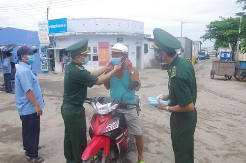 Phát miễn phí khẩu trang y tế cho ngư dân tỉnh Ninh Thuận