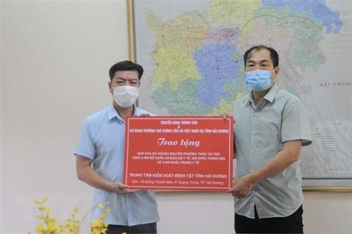 TTXVN trao tặng hàng nghìn bộ đồ bảo hộ và khẩu trang cho Sở Y tế Hải Dương