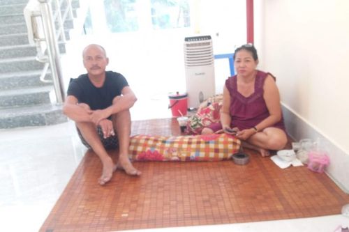 Tiền Giang: Chưa được nhận đủ tiền bồi thường, một gia đình dọn đồ đến ở trụ sở cơ quan nhà nước