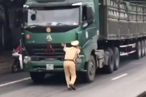 Chở quá tải 44%, tăng ga húc thẳng vào CSGT khi bị kiểm tra