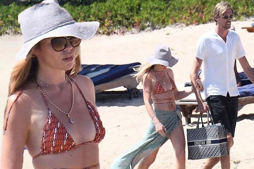 Nàng WAG Abbey Clancy thả dáng siêu quyến rũ ở biển với áo tắm bé xíu