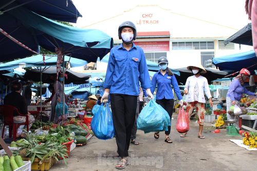 'Áo xanh' đi chợ giúp dân ở khu phong tỏa