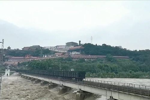 Hai đoàn tàu nặng 8.100 tấn cứu cầu đường sắt khỏi lũ cuốn