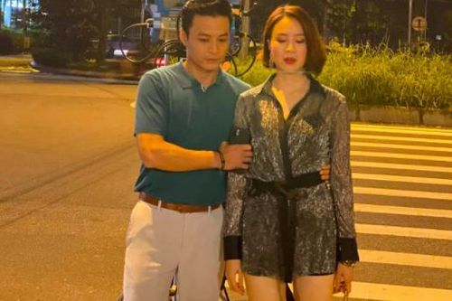 Lộ ảnh Hồng Diễm mặc váy ngắn sexy khác lạ, thân mật bên Hồng Đăng trong phim mới